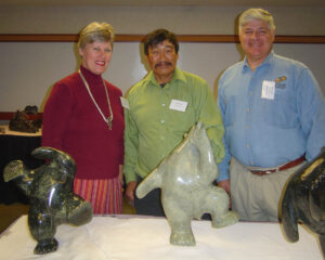 Ellen and Phil Levitt with Inuit sculptor Nuna Parr at the 2005 Inuit Art Society Meeting in Skokie